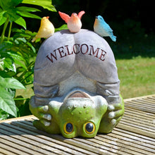 Load image into Gallery viewer, Novelty Welcome frog solar ornament with 3 birds and welcome text on the frog&#39;s bottom, sitting on decking in the sunshine
